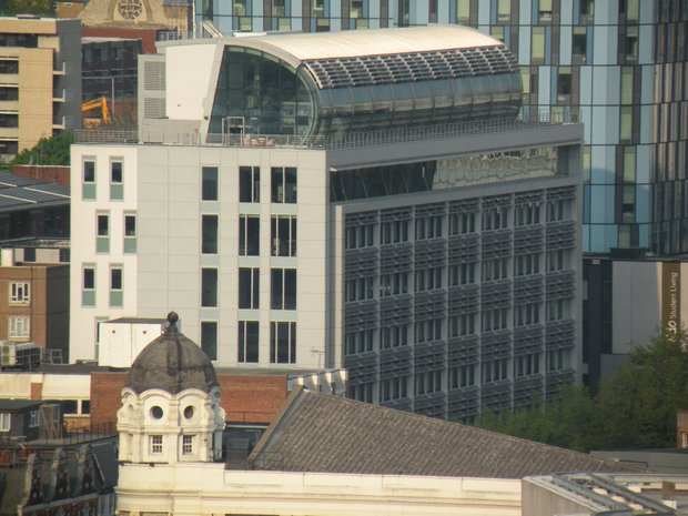  immeuble récent, avec terrasse panorammique sur le toit